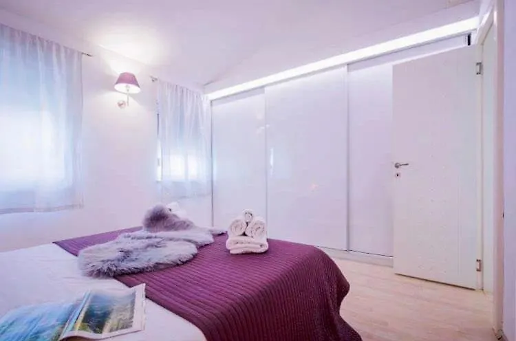 Stylish Suburb Apartment With Private Parking & Wifi, Between City Centre And Brijuni Pristine Seaside 풀라