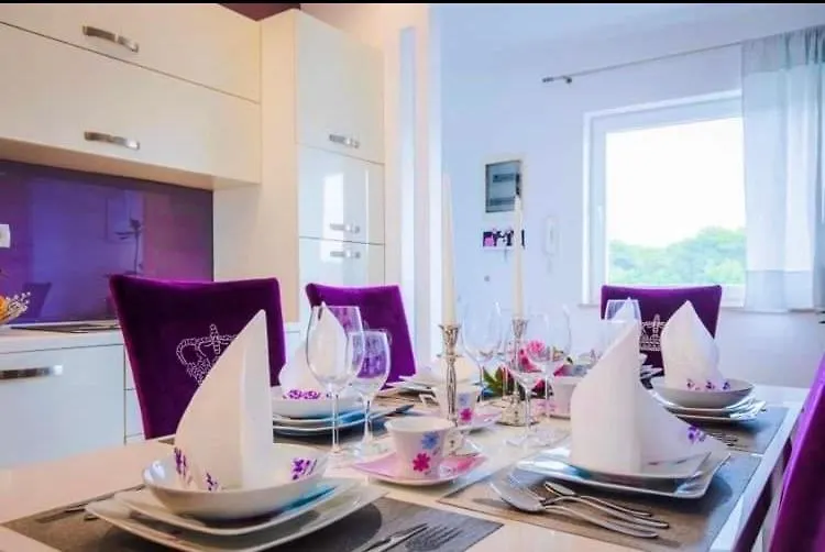 Stylish Suburb Apartment With Private Parking & Wifi, Between City Centre And Brijuni Pristine Seaside 普拉 克罗地亚