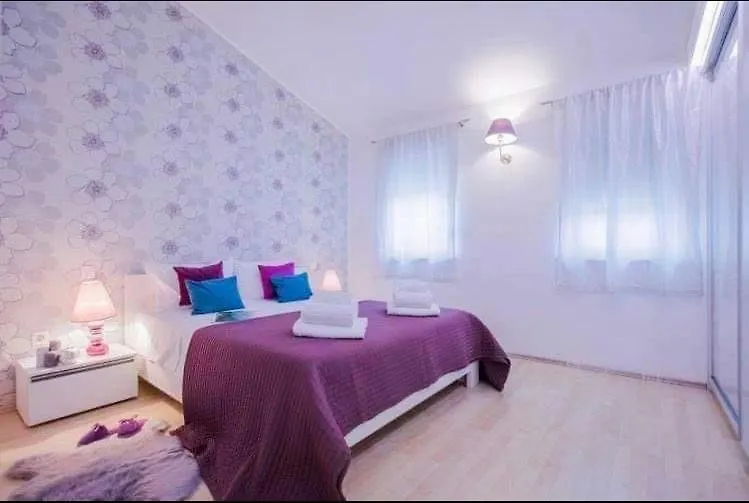 Stylish Suburb Apartment With Private Parking & Wifi, Between City Centre And Brijuni Pristine Seaside 普拉