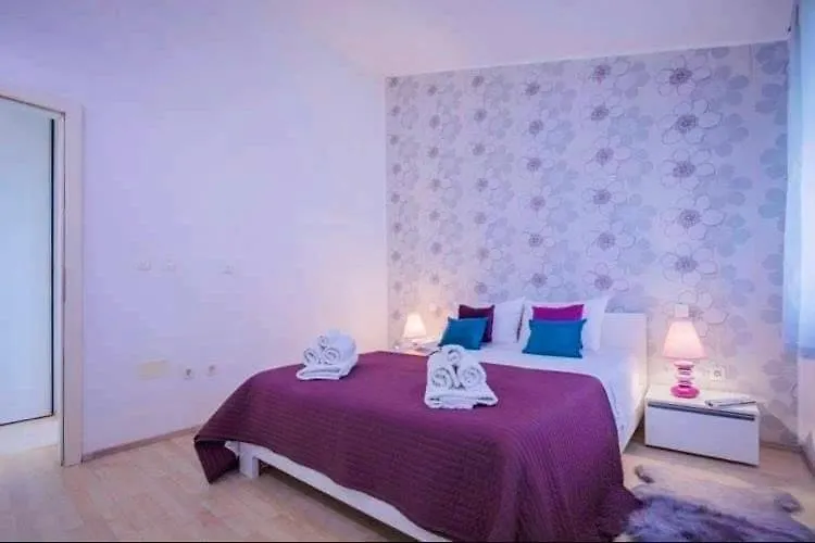 Stylish Suburb Apartment With Private Parking & Wifi, Between City Centre And Brijuni Pristine Seaside 普拉